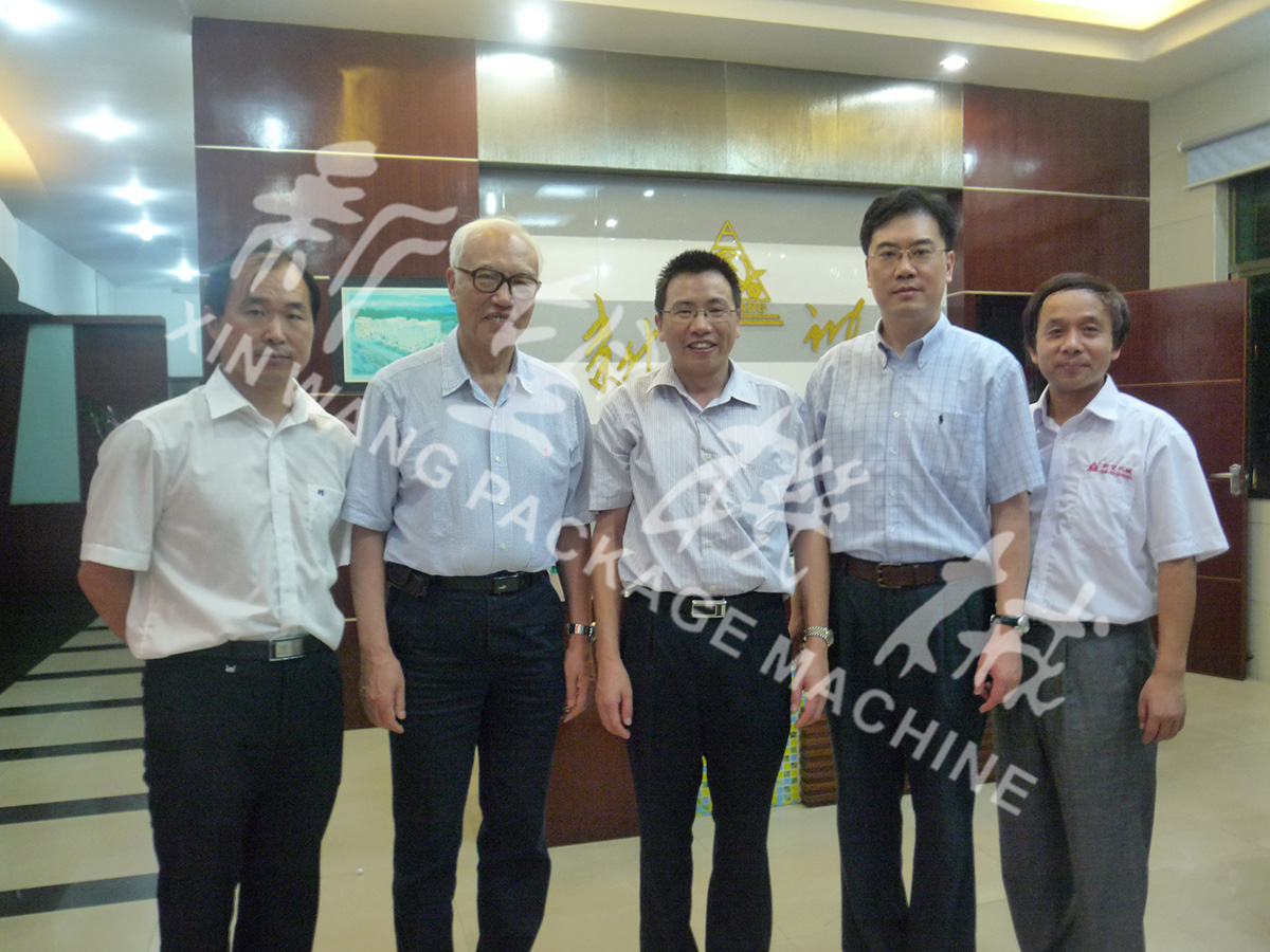 中國(guó)工程院院士段正澄、中國(guó)工程院院士、華中科技大學(xué)黨委書(shū)記邵新宇、廣東省智能機(jī)器人研究院院長(zhǎng)張國(guó)軍一行蒞臨新望公司考察指導(dǎo)