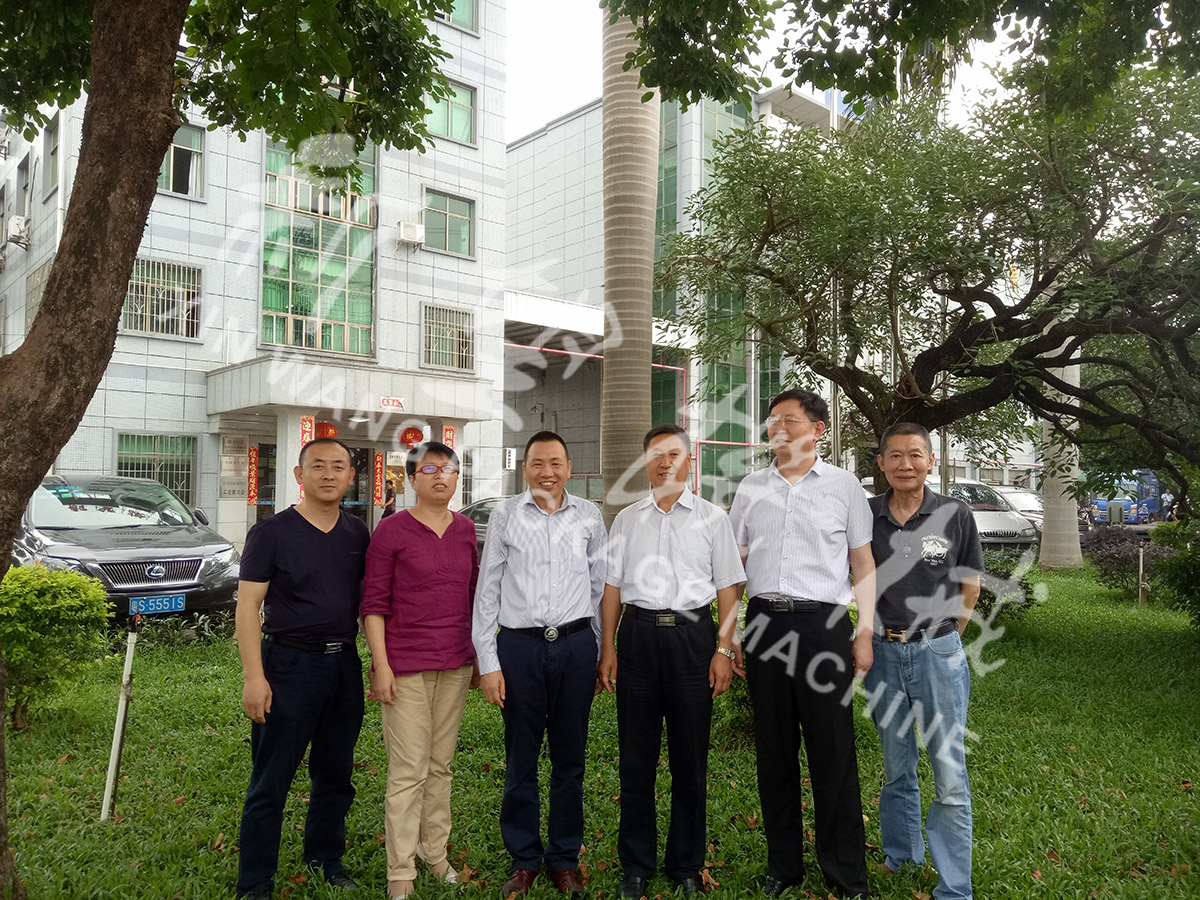 總裝備部劉思剛少將、新華社李建琦博士一行蒞臨新望公司考察指導(dǎo)