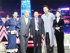 新望董事長(zhǎng)羅永輝與著名歌星劉尊老師、汪正正老師、郭津彤老師、主持人雅琪在北京電視臺(tái)錄制節(jié)目現(xiàn)場(chǎng)親切合影